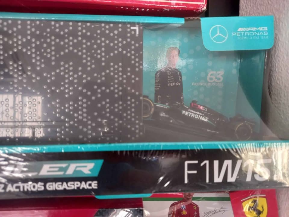 Bburago 1:43 F1 Team Racing Haulers – Ferrari SF-24, Mercedes W15 & McLaren MCL38 Diecast Transporters view 5